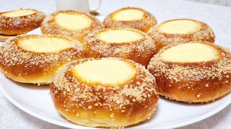 Пухкі ватрушки з сиром з м’якою серединкою і рум’яною скоринкою