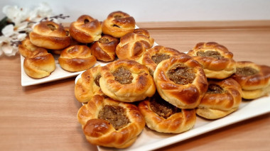 Ніжні, рум’яні, ароматні — Булочки з курагою і горіхом
