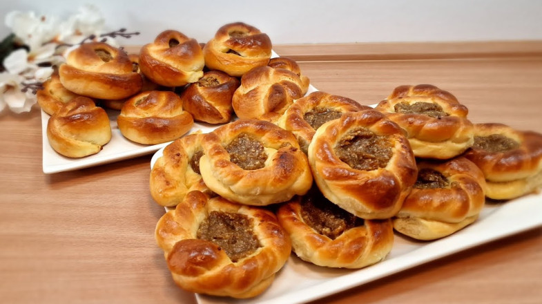 Ніжні, рум’яні, ароматні — Булочки з курагою і горіхом