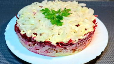 Оригінальний салат з буряком та копченою куркою за 10 хвилин, яскравий смак без клопоту