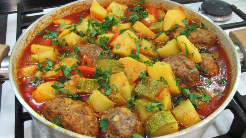 Ситна вечеря котлети з овочами на сковороді з простим приготуванням