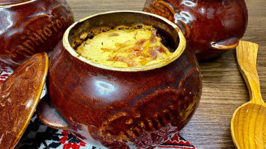 Справжня печеня по-українськи, картопля з м’ясом у горщиках виходить завжди соковита
