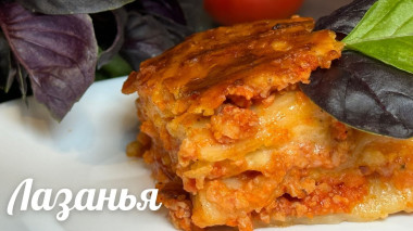 Домашня лазанья зі сиром м’ясом і соусом виходить ніжною