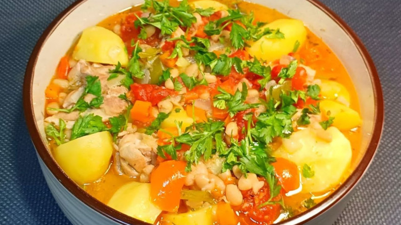 Найсмачніше жарке з куркою і овочами для ситної домашньої вечері