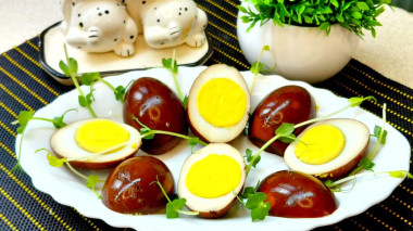 Мариновані крашанки на Великдень: яскраві, ароматні і дуже смачні яйця які підкорюють з першого разу