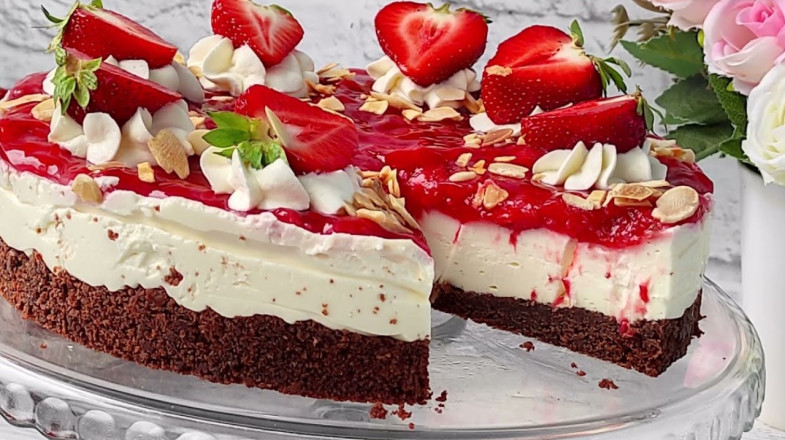 Чизкейк без випічки: легкий і ніжний рецепт з вершковим сиром та ароматною полуницею