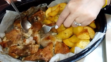 М’ясо по-грецьки з картоплею: соковита запечена страва для всієї родини