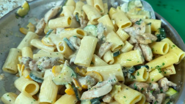 Вершкові макарони з кабачками та куркою: ніжна вечеря в соусі Альфредо для всієї родини