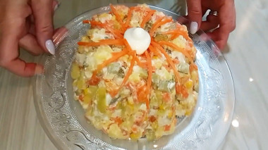 Картопляний салат із куркою та кукурудзою «П’ятихвилинка»: дуже смачна домашня страва за лічені хвилини
