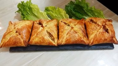 Домашні слойки з куркою: простий рецепт хрусткої випічки з ніжною м’ясною начинкою