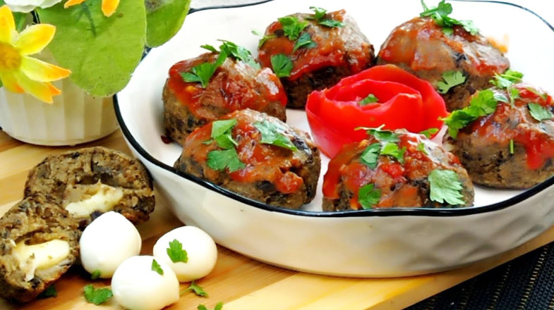 Баклажанні кульки з сирною начинкою: ніжна закуска з тягучим сиром і рум’яною скоринкою